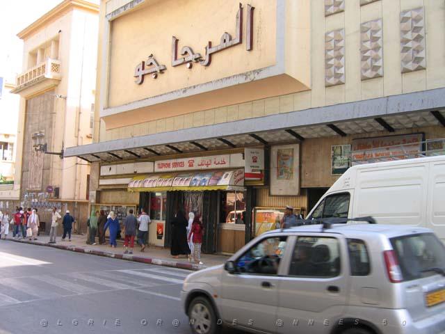 VOYAGE ORAN SEPTEMBRE 2006 36 10 sept. 06 - aprem - RUE D ARZEW RUE LARBI BEN M HIDI CINEMA 1.JPG